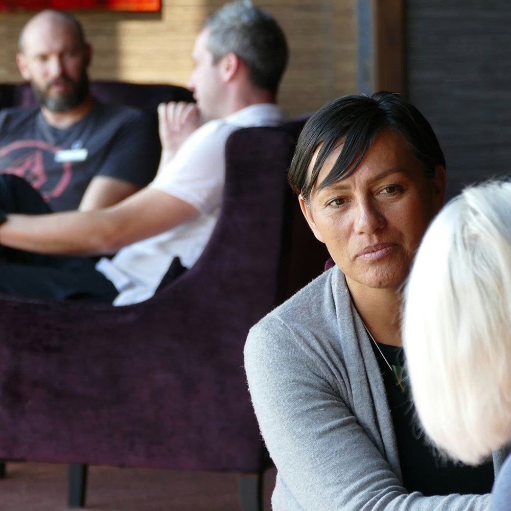 Profissional em preparação estratégica de comunicação