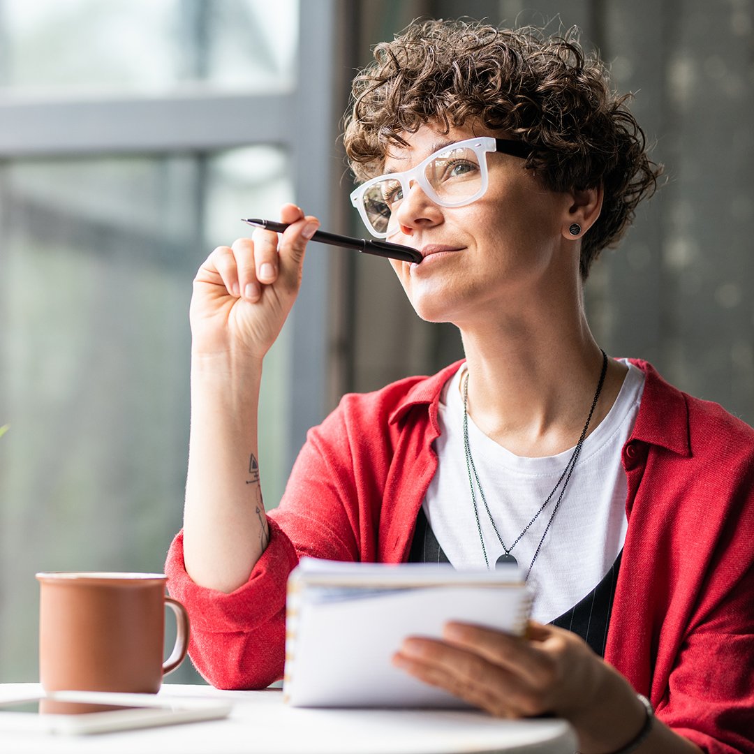 Profissional em momento de reflexão